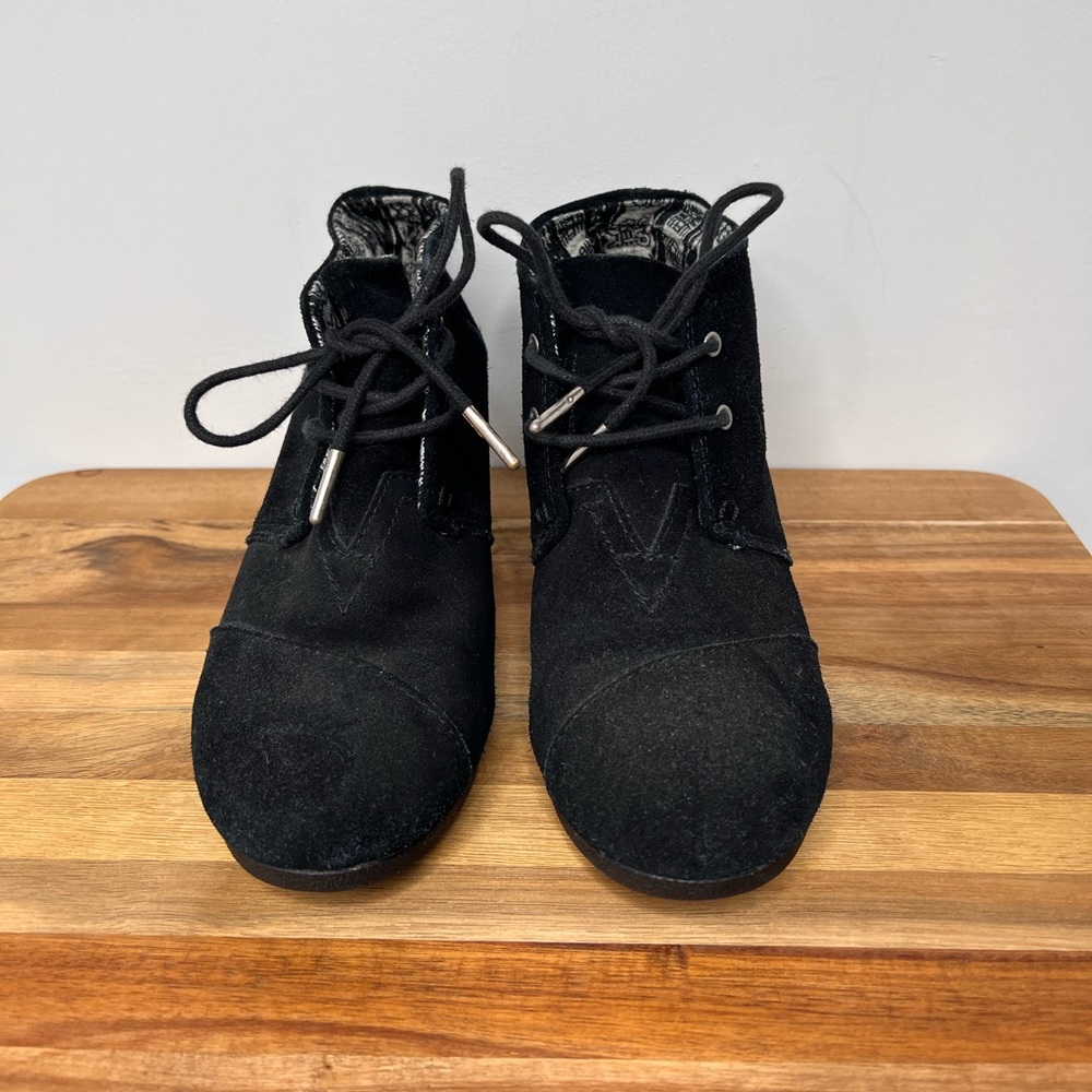 Toms Desert suede black wedge size 7W